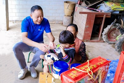 菲仕兰中国高级副总裁杨国超（左一）探访困境儿童家庭