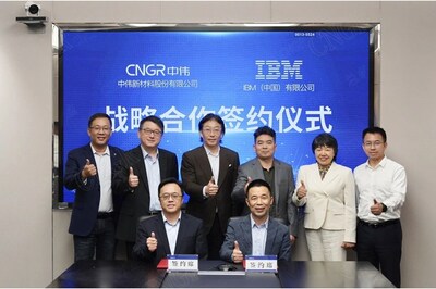 前排：中伟股份副总裁兼CFO朱宗元（左）、IBM咨询大中华区业务转型财务及供应链服务总经理侯学明（右） 后排左起：IBM大中华区化工能源行业咨询总监范慧礴、IBM大中华区副总裁 IBM咨询企业转型服务及混合云服务总经理李民、IBM大中华区副总裁 IBM咨询战略业务拓展服务总经理杨继刚、中伟股份董事长 总裁邓伟明、中伟股份副总裁尹桂珍、中伟股份总裁助理刘一共同出席了本次签约仪式。